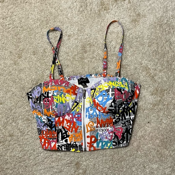 - Super cute crop to/ Size M.         D1 - Picture 2 of 9